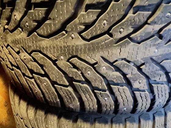 Talverehvide komplekt Nokian 295/35 R21