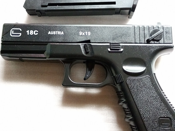 Automaat revolver laskemoona ja kabuuriga.