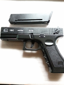 Automaat revolver laskemoona ja kabuuriga. (1 foto / 4)