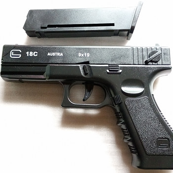 Automaat revolver laskemoona ja kabuuriga.