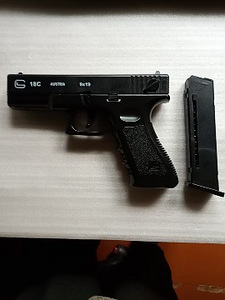 Automaat revolver laskemoona ja kabuuriga. (2 foto / 4)
