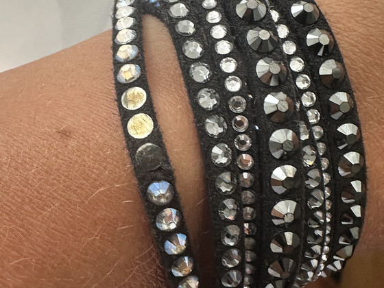 Женский браслет Swarovski.