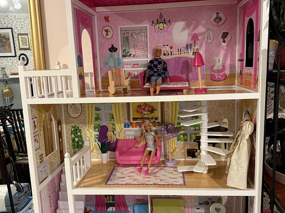 Suur puidust nukumaja Barbie'le ja sõbrale