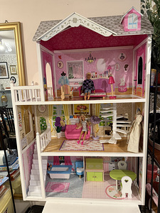 Большой деревянный кукольный дом для Barbie и друг (1 фото из 5)