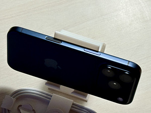 Apple iPhone 17 Pro Max Deep Blue 256GB как новый! Батарея 1 (3 фото из 8)