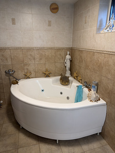 Угловая гидромассажная ванна / Angle hot tub (1 фото из 3)