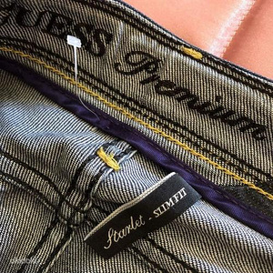 Guess (4 фото из 4)