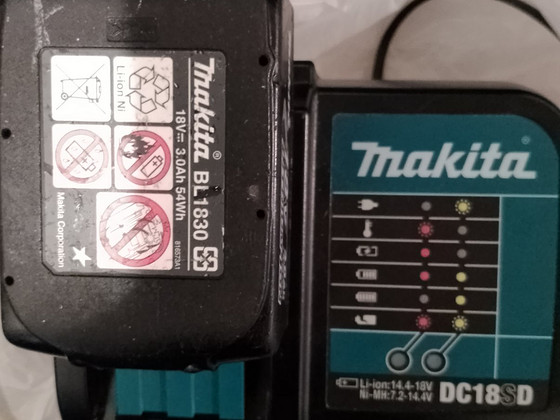 Makita зарядка и акум 3Ah