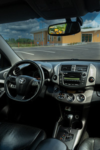 Toyota RAV4 Luxury 4WD LPG (8 фото из 15)