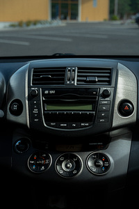 Toyota RAV4 Luxury 4WD LPG (10 фото из 15)