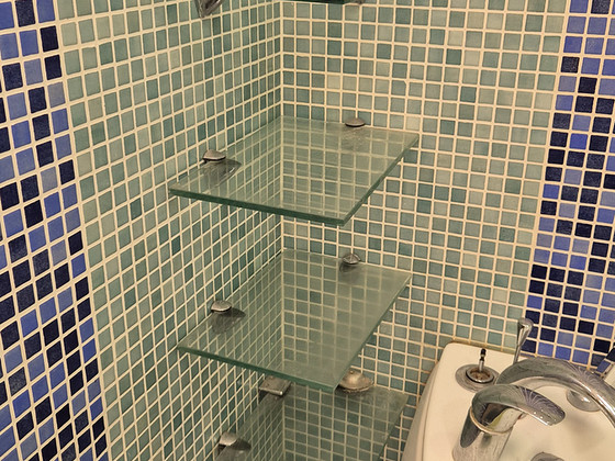 Klaasriiulid vannituppa