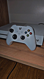 Xbox One S 1TB + 1 пульт (1 фото из 2)