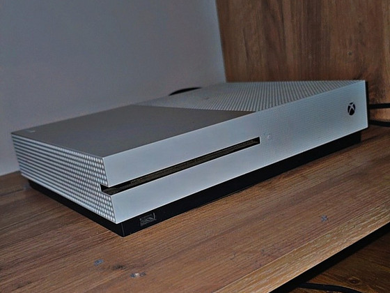 Xbox One S 1TB + 1 пульт