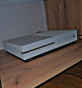 Xbox One S 1TB + 1 пульт (2 фото из 2)