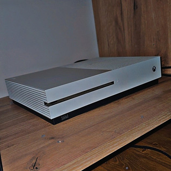 Xbox One S 1TB + 1 пульт