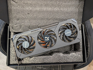 Gigabyte RX 9060 XT 16GB Gaming OC (1 foto / 2)