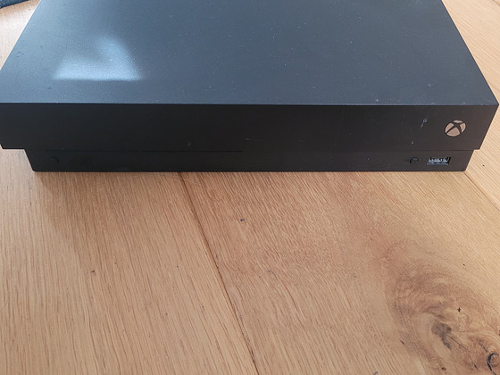 Игровая консоль Xbox One X