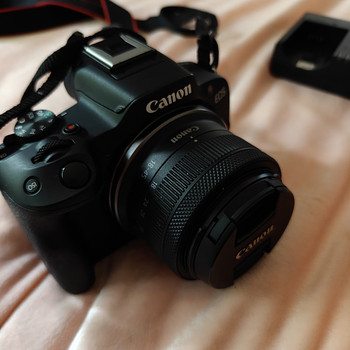 Canon EOS R50 hübriidkaamera + Lexar professional