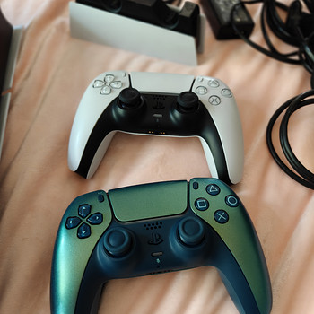 Playstation 5 дисковая версия + 2 контроллера и зарядное устройство.
