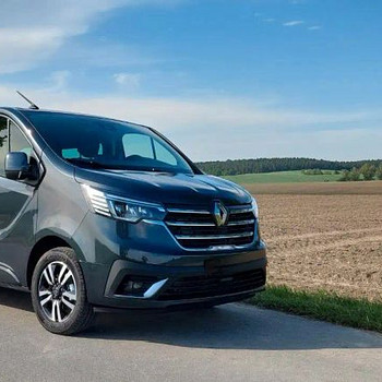 Renault Trafic väikebussi rent – automaat, 8 kohta