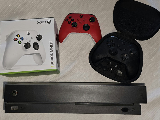 Игровой комплект: Xbox One X 1TB + 3 геймпада (включая Elite