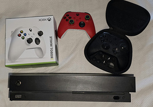 Игровой комплект: Xbox One X 1TB + 3 геймпада (включая Elite (1 фото из 1)