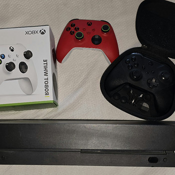 Игровой комплект: Xbox One X 1TB + 3 геймпада (включая Elite