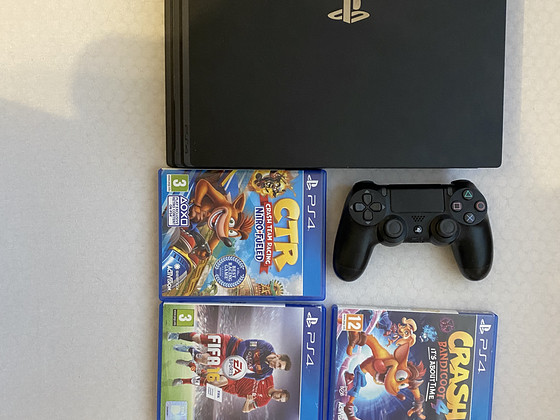 PlayStation 4 Pro + 4 игры + оригинальный джойстик