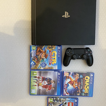 PlayStation 4 Pro + 4 игры + оригинальный джойстик