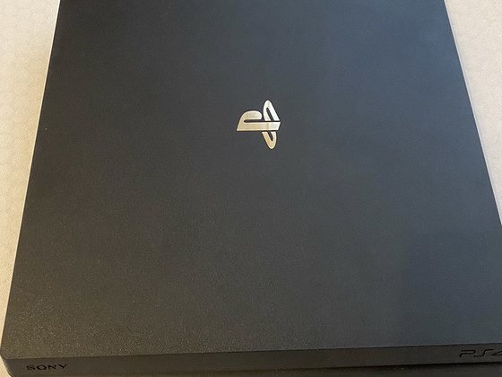 PlayStation 4 Pro + 4 игры + оригинальный джойстик