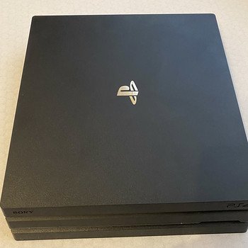 PlayStation 4 Pro + 4 игры + оригинальный джойстик