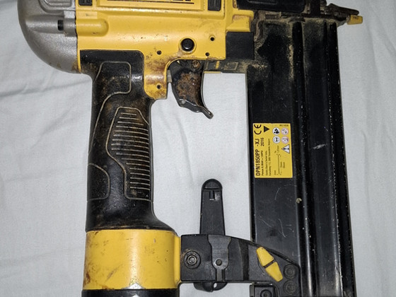 Пневматический гвоздезабиватель DeWalt