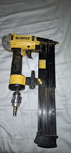 Pneumaatiline naelapüstol DeWalt (4 foto / 4)