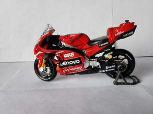 Ducati модель 1:18 (4 фото из 6)