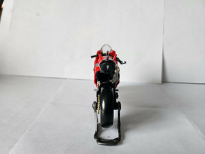 Ducati модель 1:18 (5 фото из 6)