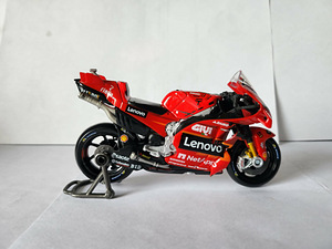 Ducati модель 1:18 (6 фото из 6)