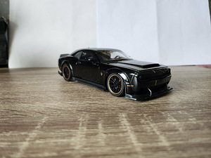 Модель автомобиля Dodge Challenger (3 фото из 6)
