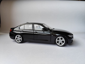 Модель BMW 335i 1:24 (9 фото из 9)