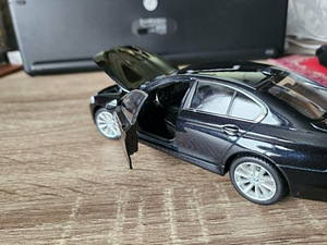 Модель BMW 535i 1:24 (8 фото из 8)