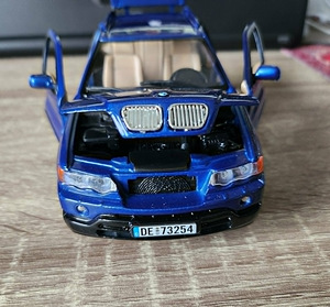 Модель BMW X5 E53 1:24 (8 фото из 8)