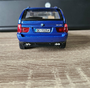 Модель BMW X5 E53 1:24 (2 фото из 8)