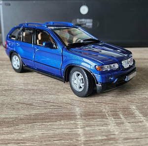 Модель BMW X5 E53 1:24 (4 фото из 8)