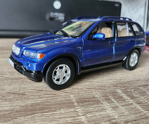 Модель BMW X5 E53 1:24 (6 фото из 8)