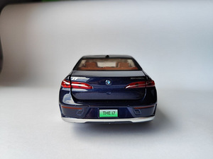 Модель BMW I7 G70 1:24 (2 фото из 9)