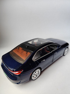 Модель BMW I7 G70 1:24 (7 фото из 9)