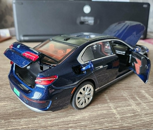 Модель BMW I7 G70 1:24 (8 фото из 9)