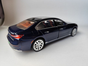 Модель BMW I7 G70 1:24 (9 фото из 9)