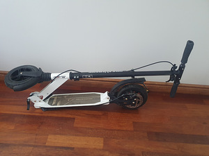 Nils Extreme HM208T — это технологичный городской самокат. (2 фото из 5)