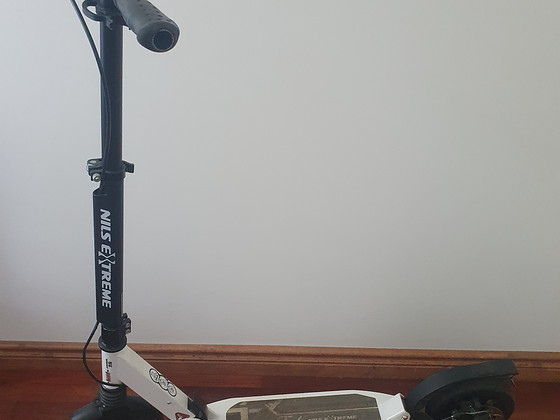 Nils Extreme HM208T on tehnoloogiline premium-klassi linnatõukeratas.
