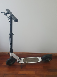 Nils Extreme HM208T — это технологичный городской самокат. (1 фото из 5)